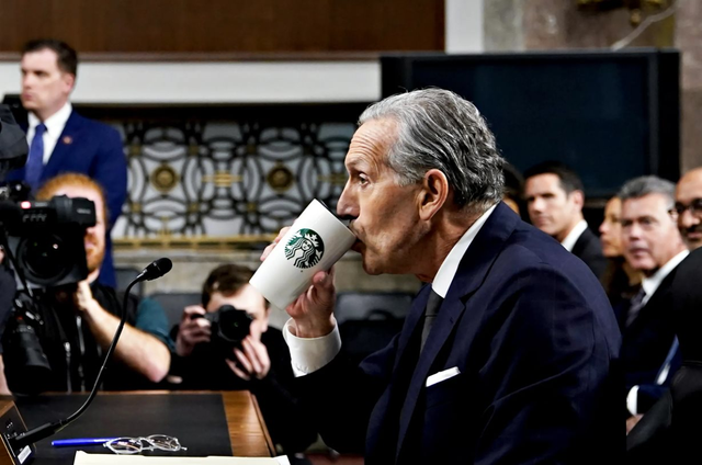 ‘Tôi mới là ông chủ’: Khủng hoảng Starbucks khi Howard Schultz chỉ trích thẳng mặt CEO đương nhiệm, thương hiệu cà phê 100.000 đồng rơi vào hỗn loạn vì nhân viên chẳng biết nghe ai- Ảnh 1.