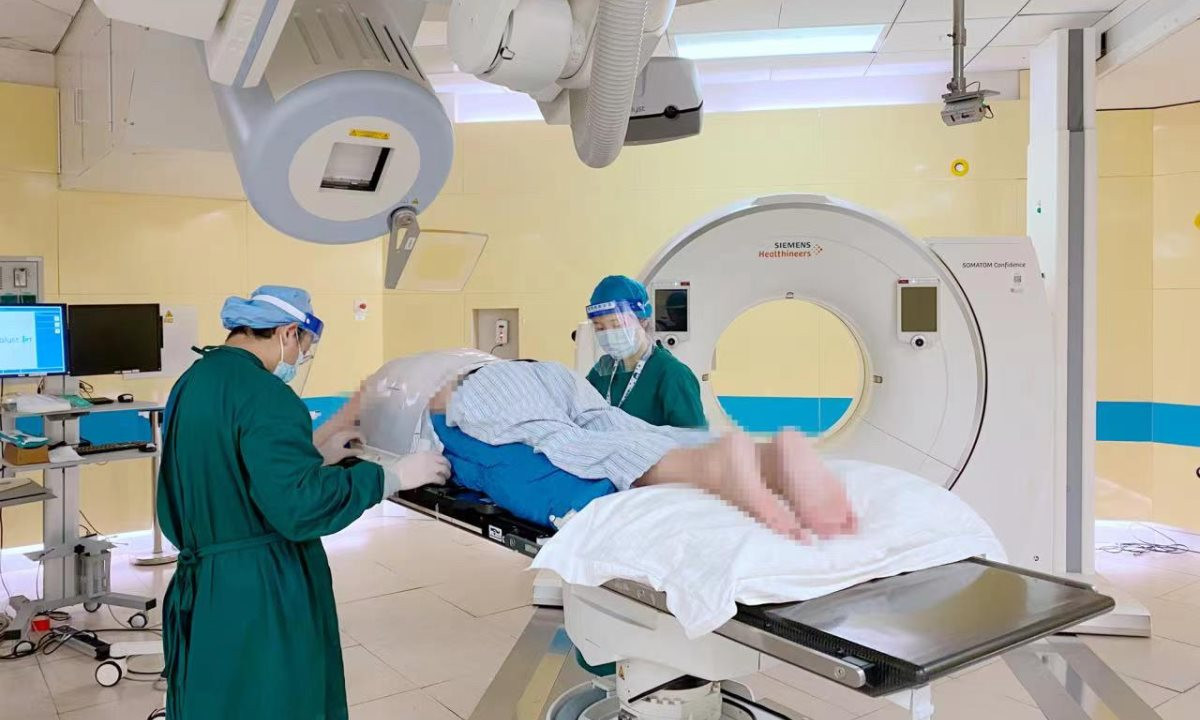 Cỗ máy y khoa đắt đỏ bậc nhất thế giới, được mệnh danh hung thần diệt ung thư: Công nghệ phương Tây được Trung Quốc tự chủ, bệnh nhân vui mừng vì giá điều trị giảm nửa- Ảnh 1.