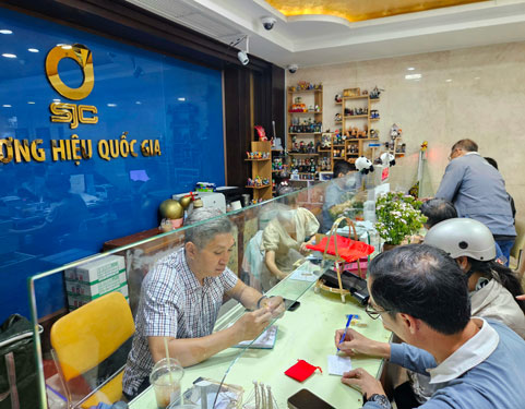 Người dân chờ mua bán vàng tại Công ty SJC ở TP HCM ngày 10-5 Ảnh: LAM GIANG