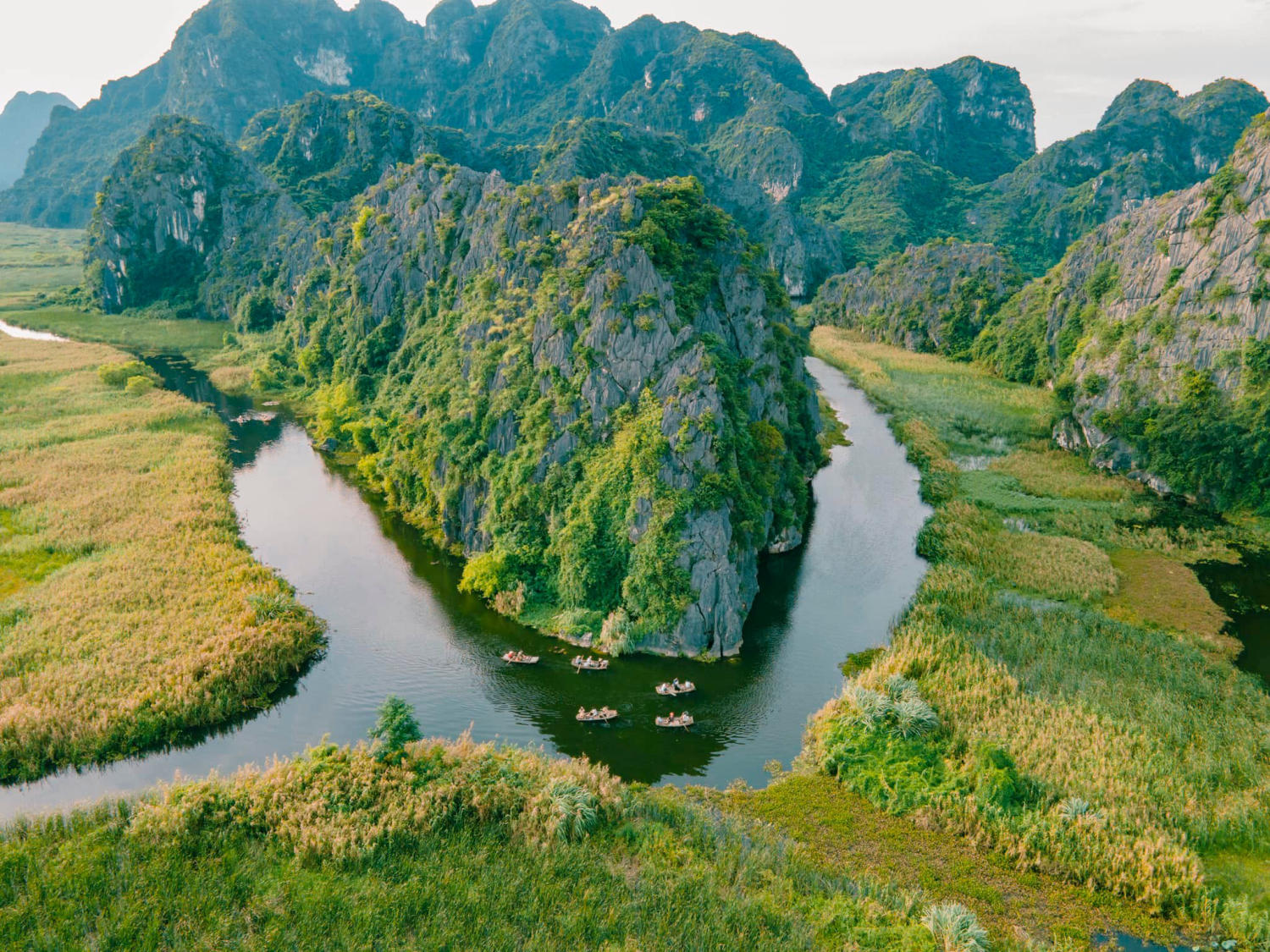 Điểm đến 'chữa lành' cách Hà Nội hơn 80km: Được mệnh danh là 'vịnh không sóng', chốn 'bồng lai tiên cảnh' hữu tình- Ảnh 1.