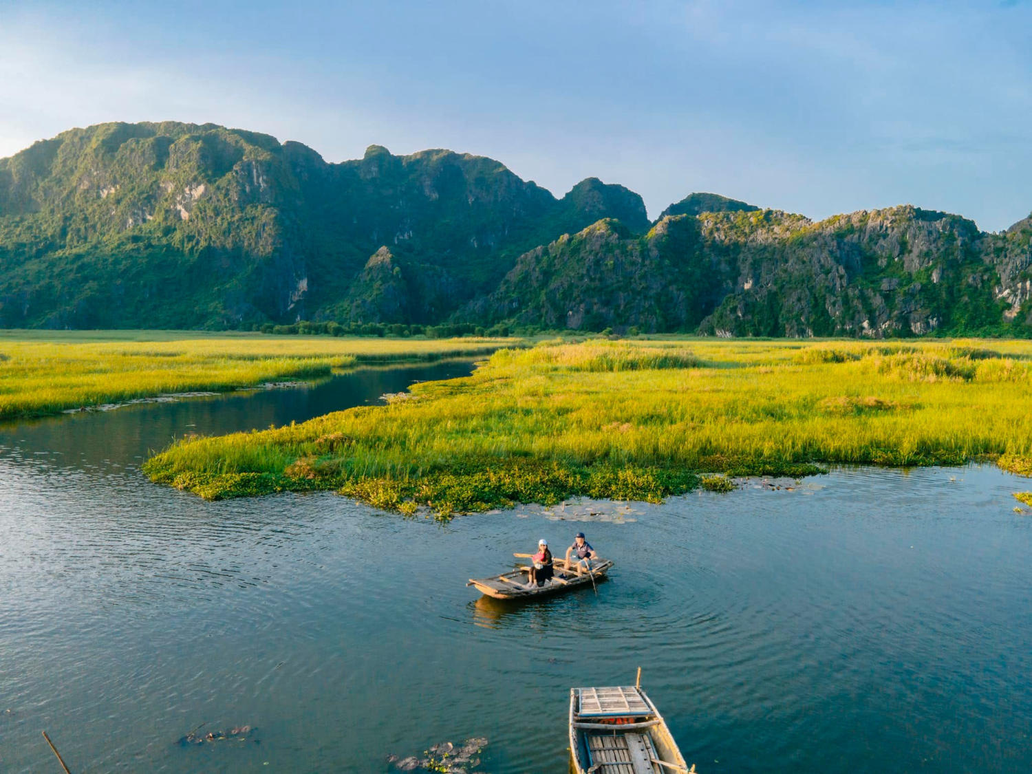 Điểm đến 'chữa lành' cách Hà Nội hơn 80km: Được mệnh danh là 'vịnh không sóng', chốn 'bồng lai tiên cảnh' hữu tình- Ảnh 3.