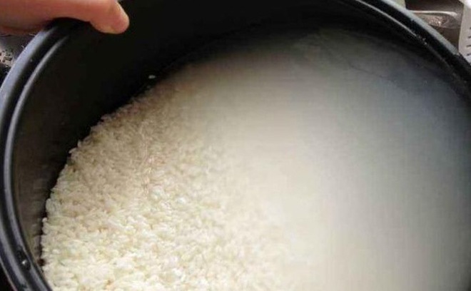 Có nên vo gạo trước khi nấu cơm? Việc đơn giản nhưng hóa ra nhiều người vẫn làm sai- Ảnh 1.