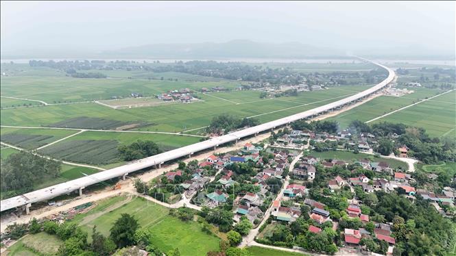 Dự kiến hoàn thành đồng bộ cao tốc Diễn Châu - Bãi Vọt trong tháng 6/2024- Ảnh 1.