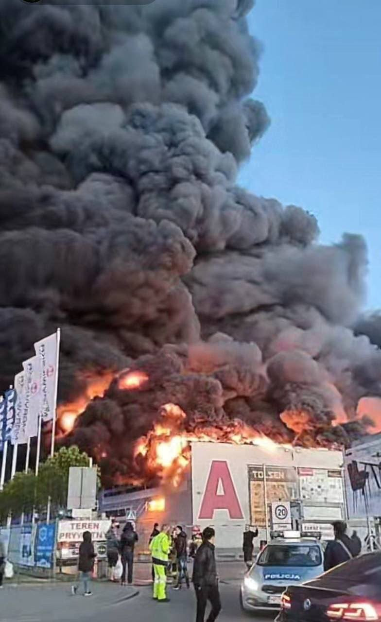 Video: Trung tâm thương mại chìm trong biển lửa ở Ba Lan- Ảnh 1.