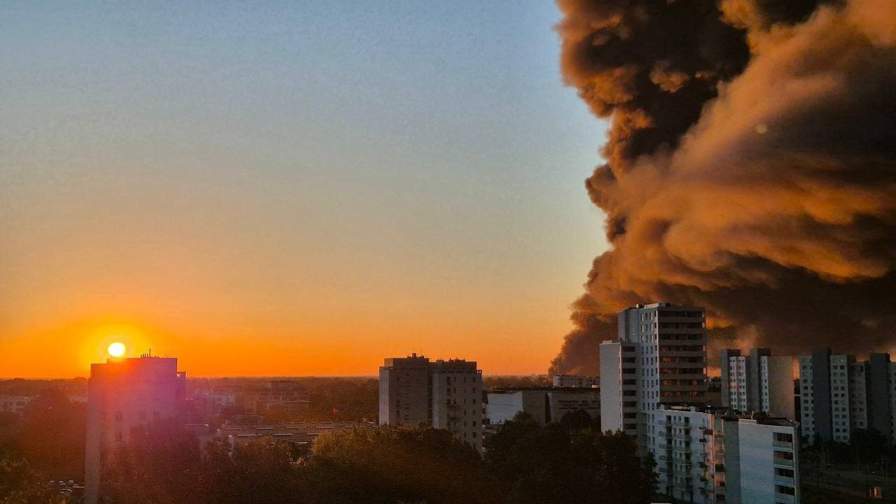Video: Trung tâm thương mại chìm trong biển lửa ở Ba Lan- Ảnh 4.