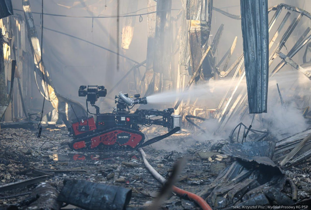 Video: Trung tâm thương mại chìm trong biển lửa ở Ba Lan- Ảnh 3.
