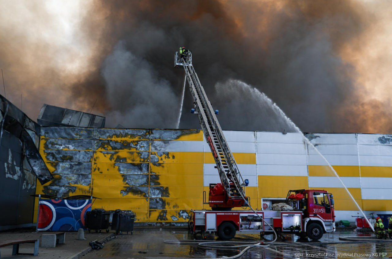 Video: Trung tâm thương mại chìm trong biển lửa ở Ba Lan- Ảnh 2.