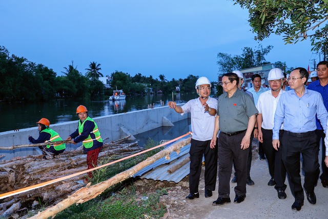 Thủ tướng khảo sát dự án cao tốc Châu Đốc-Cần Thơ-Sóc Trăng và công tác ứng phó sạt lở tại Cần Thơ- Ảnh 6.