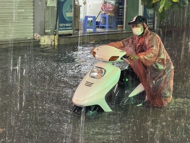 Diễn biến mưa dông ở Hà Nội- Ảnh 1.