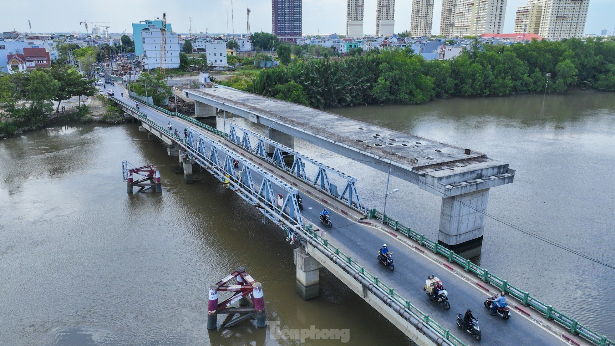 Cận cảnh hai cầu nghìn tỷ giải cứu ùn tắc cửa ngõ phía Nam TPHCM sắp về đích- Ảnh 2.