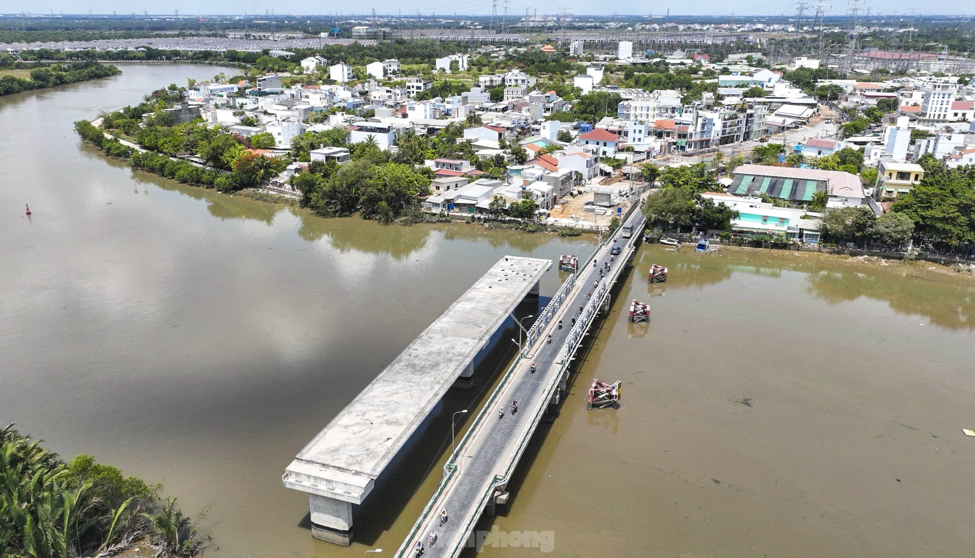 Cận cảnh hai cầu nghìn tỷ giải cứu ùn tắc cửa ngõ phía Nam TPHCM sắp về đích- Ảnh 1.