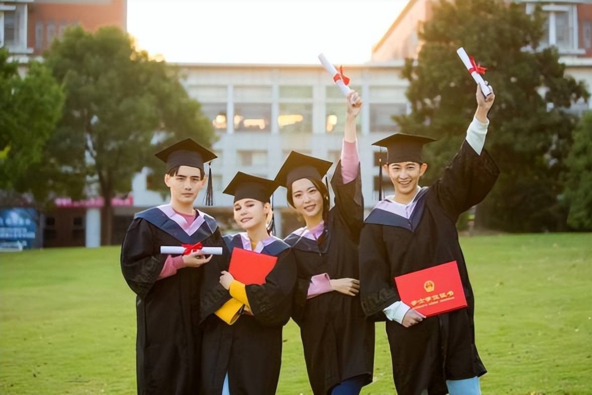 Chú không cho vay, cậu mợ phải bán bò cho vay tiền đi học: Ngày cháu thành danh, chú đập cửa đòi sổ đỏ- Ảnh 1.