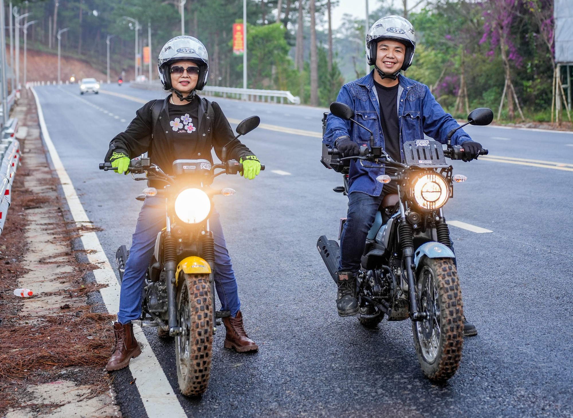 Mẹ U60 cùng con trai đi phượt hàng nghìn cây số bằng xe máy địa hình- Ảnh 1.