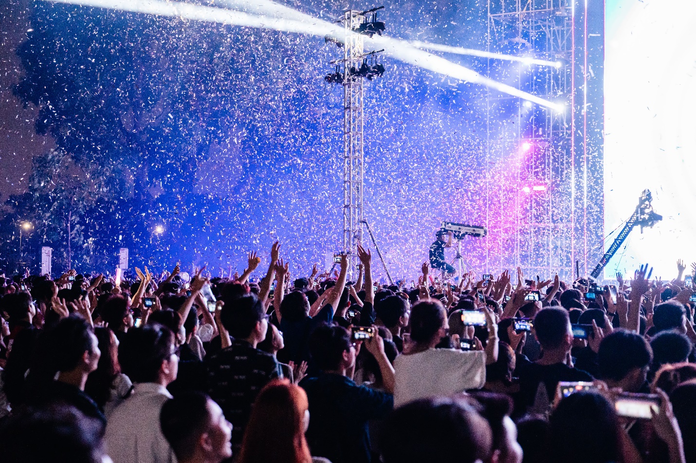 Bùng nổ bữa tiệc âm nhạc quy mô khủng tại một đại học ở Hà Nội, 15.000 học sinh THPT cháy hết mình cùng Phương Ly, Double2T- Ảnh 7.