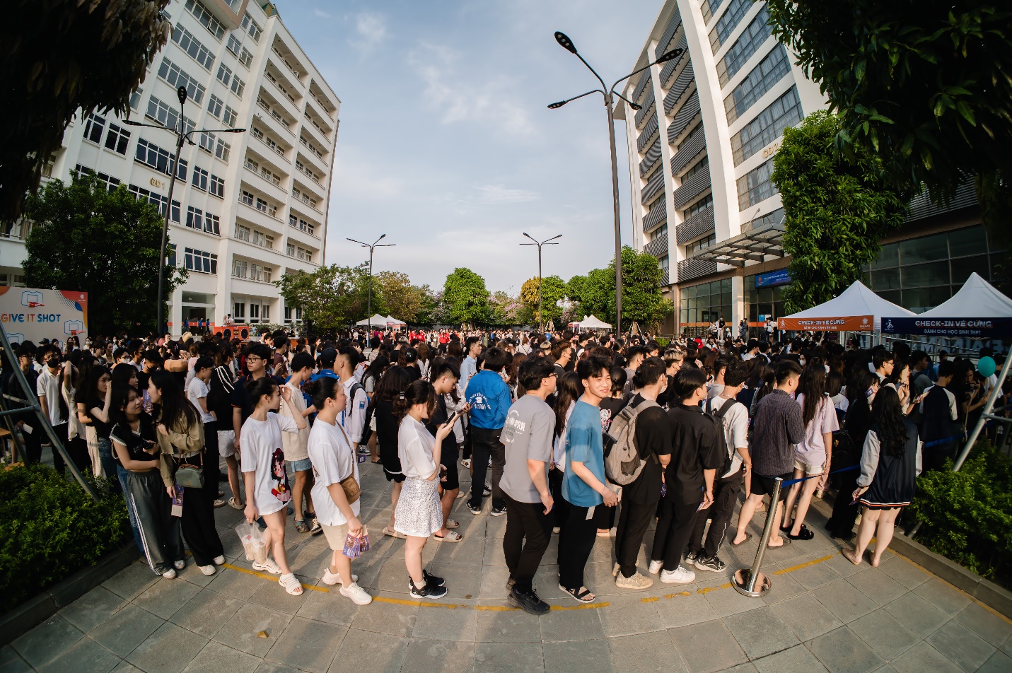 Bùng nổ bữa tiệc âm nhạc quy mô khủng tại một đại học ở Hà Nội, 15.000 học sinh THPT cháy hết mình cùng Phương Ly, Double2T- Ảnh 16.