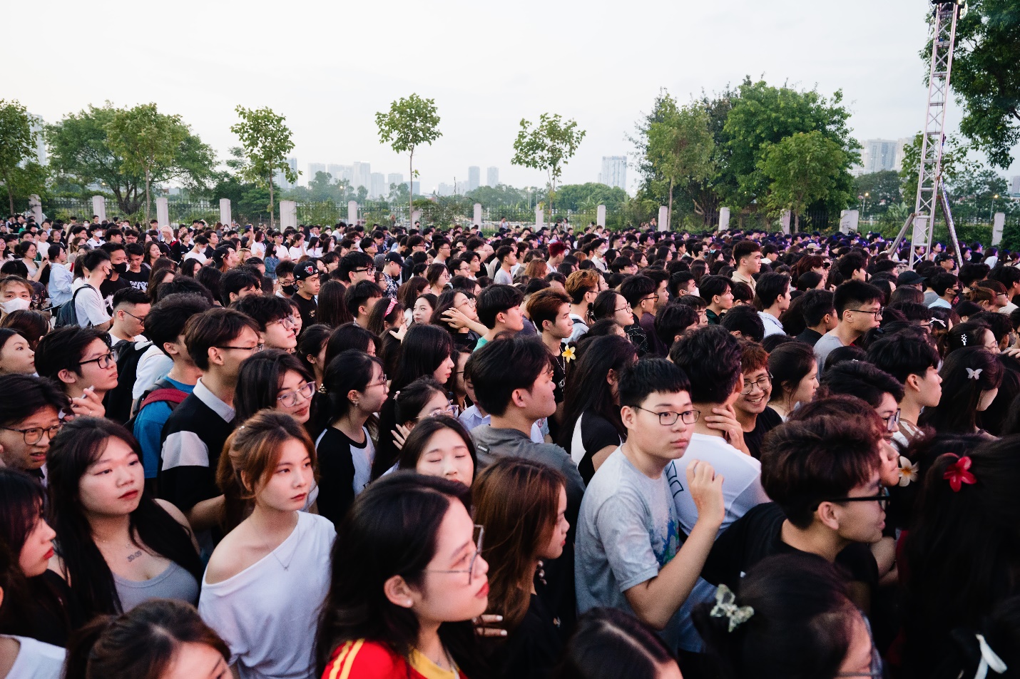 Bùng nổ bữa tiệc âm nhạc quy mô khủng tại một đại học ở Hà Nội, 15.000 học sinh THPT cháy hết mình cùng Phương Ly, Double2T- Ảnh 17.