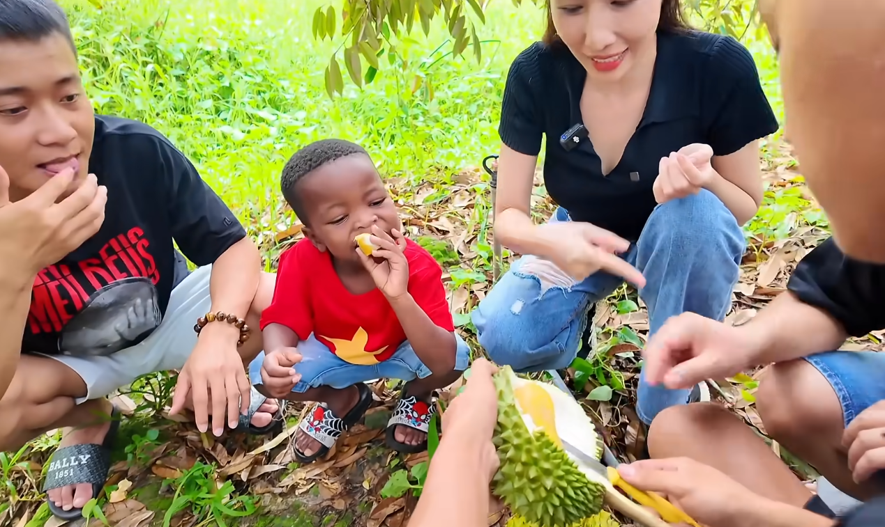 Cậu bé châu Phi chê đặc sản 