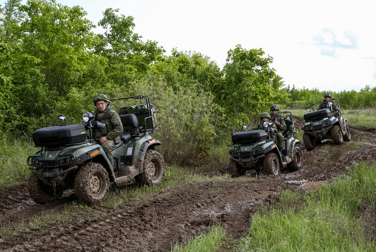 Quân đội Nga sử dụng xe địa hình và xe máy khi săn tìm mục tiêu Ukraine- Ảnh 1.