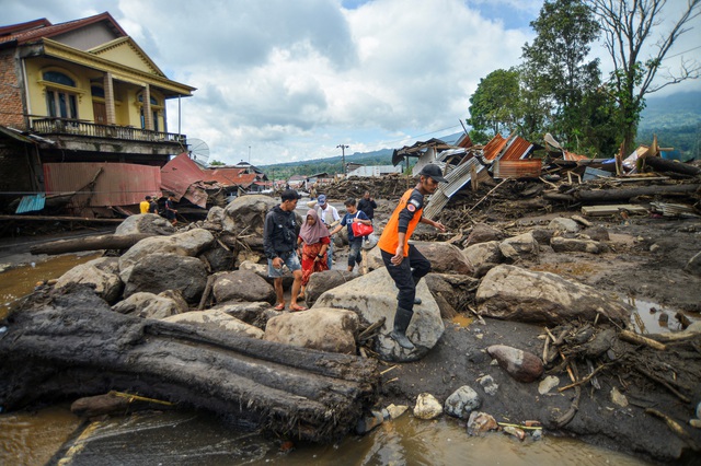 Một khu vực ở huyện Agam tại tỉnh Tây Sumatra - Indonesia bị lũ quét và lở đất tàn phá nặng nề hôm 12-5  Ảnh: REUTERS