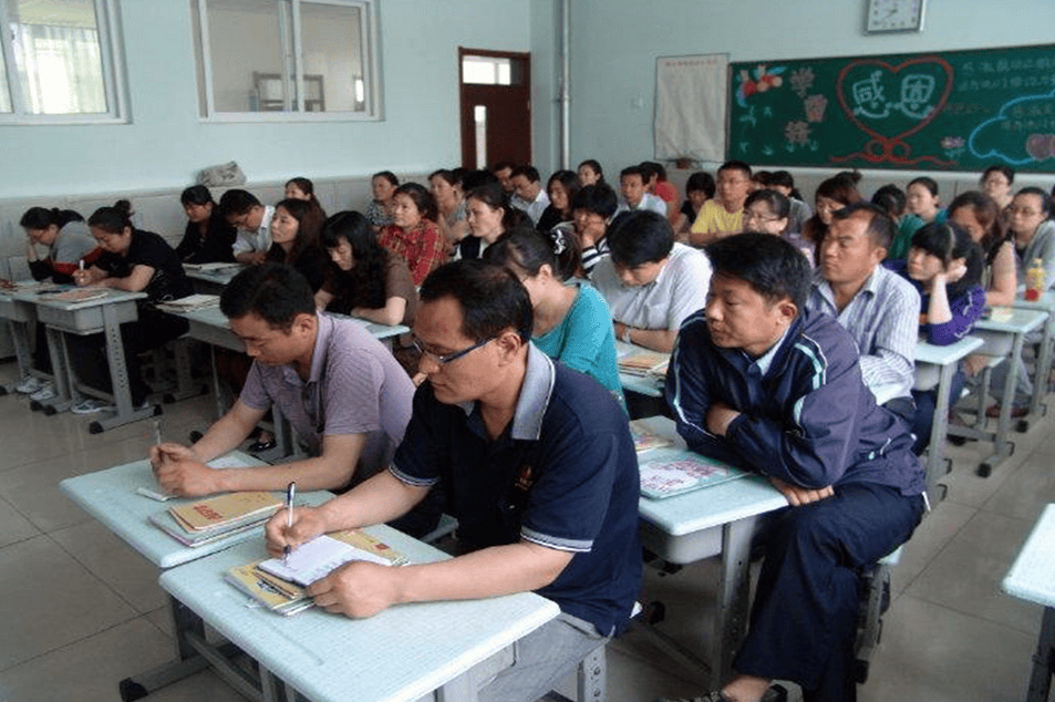 Ông bố đi họp phụ huynh bị chụp ảnh đăng lên mạng, chỉ 1 chi tiết nhỏ mà gây tranh cãi: Sao không nghĩ cho con?- Ảnh 3.