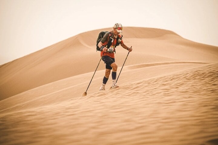 Sợ già, cụ ông 76 tuổi chạy bộ 250km trên sa mạc Sahara- Ảnh 3.