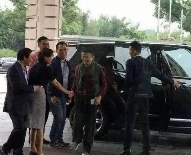 Đến buổi họp lớp, Jack Ma chụp một bức ảnh cũng gây bão mạng xã hội: Người xem gật gù ‘người này xứng đáng nhận sự kính nể’- Ảnh 7.
