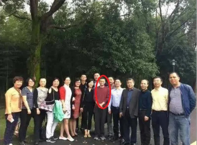 Đến buổi họp lớp, Jack Ma chụp một bức ảnh cũng gây bão mạng xã hội: Người xem gật gù ‘người này xứng đáng nhận sự kính nể’- Ảnh 1.