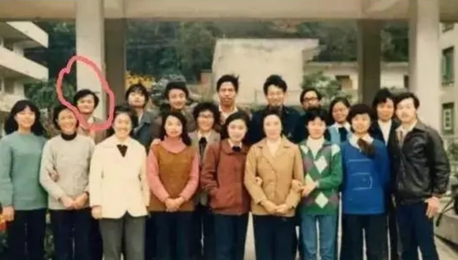 Đến buổi họp lớp, Jack Ma chụp một bức ảnh cũng gây bão mạng xã hội: Người xem gật gù ‘người này xứng đáng nhận sự kính nể’- Ảnh 3.