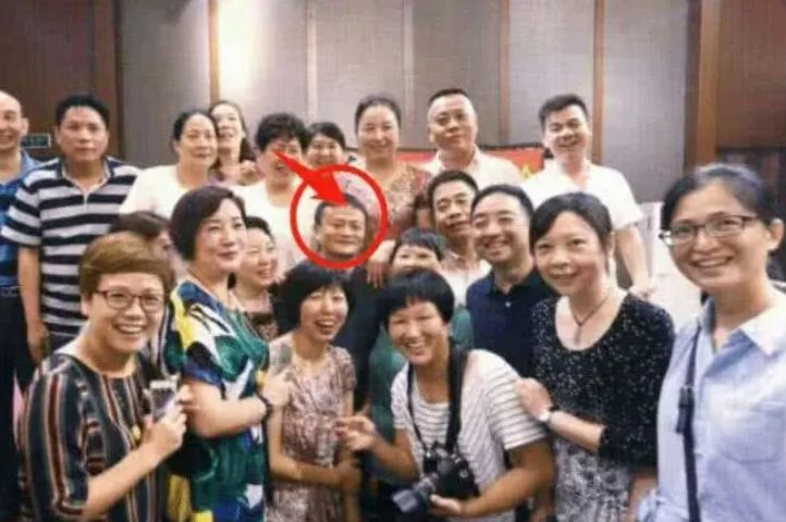 Đến buổi họp lớp, Jack Ma chụp một bức ảnh cũng gây bão mạng xã hội: Người xem gật gù ‘người này xứng đáng nhận sự kính nể’- Ảnh 5.