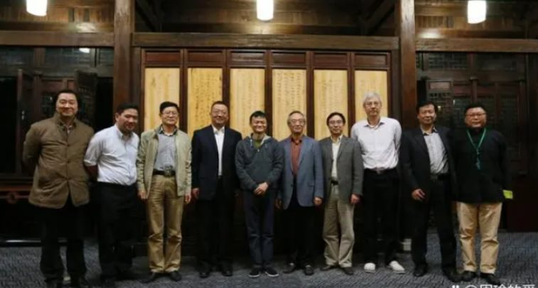 Đến buổi họp lớp, Jack Ma chụp một bức ảnh cũng gây bão mạng xã hội: Người xem gật gù ‘người này xứng đáng nhận sự kính nể’- Ảnh 6.