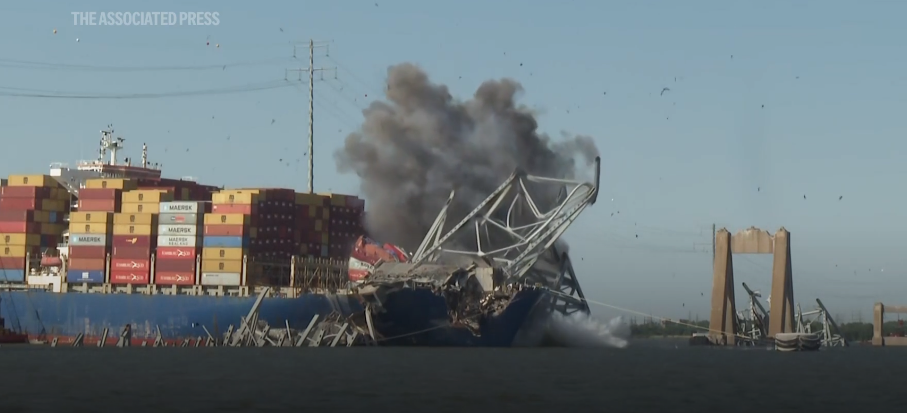 Khoảnh khắc phần còn lại của cầu Baltimore (Mỹ) sụp đổ hoàn toàn do bị kích nổ có kiểm soát- Ảnh 1.