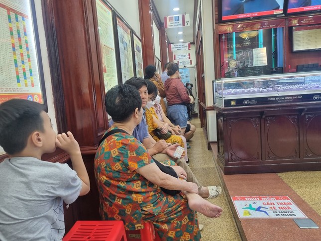 ‘Cò mồi’ xuất hiện ở tiệm vàng, cảnh báo rủi ro mua bán- Ảnh 1.