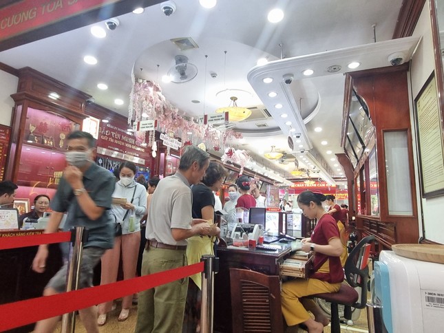 ‘Cò mồi’ xuất hiện ở tiệm vàng, cảnh báo rủi ro mua bán- Ảnh 2.