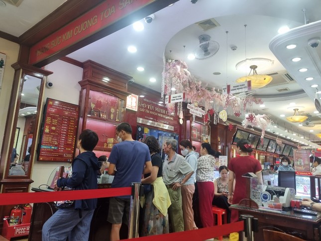 ‘Cò mồi’ xuất hiện ở tiệm vàng, cảnh báo rủi ro mua bán- Ảnh 3.