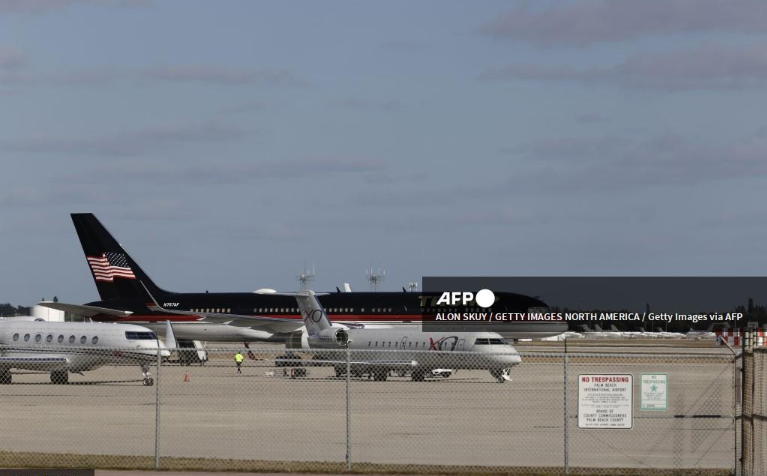 Máy bay riêng của ông Trump va chạm với máy bay khác ở sân bay Florida- Ảnh 1.