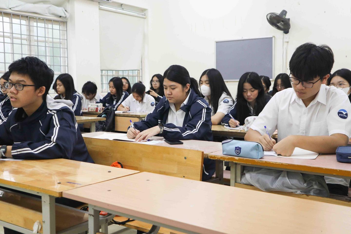 Ngoài Amsterdam, đây là ngôi trường chuyên cấp 3 được khao khát nhất Hà Nội: Vừa tăng học phí gấp 4 lần, có lớp tỉ lệ chọi cao đến 1:21- Ảnh 9.