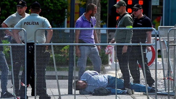 Thủ tướng Slovakia Robert Fico bị thương nặng sau vụ nổ súng- Ảnh 1.