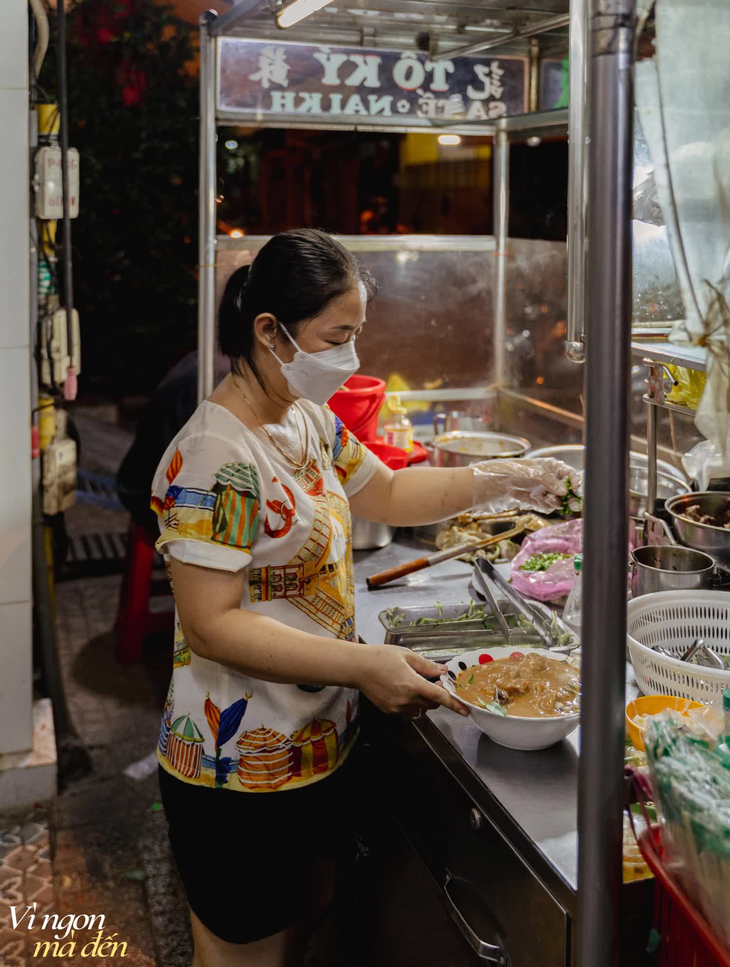 Hủ tiếu sa tế thịt nai ở tiệm gốc Hoa 70 năm tuổi: Nước dùng được chế biến từ hơn 30 nguyên liệu, tô đặc biệt gần 100.000VNĐ nhưng ai ăn cũng 