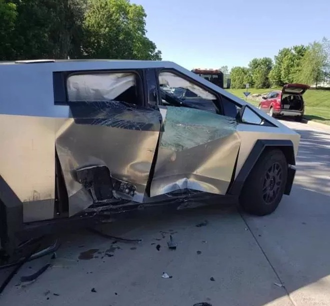 'Xe tăng' Tesla Cybertruck đầu tiên bị đâm nặng lại có 'hung thủ' vô cùng bất ngờ tới từ Ford- Ảnh 2.