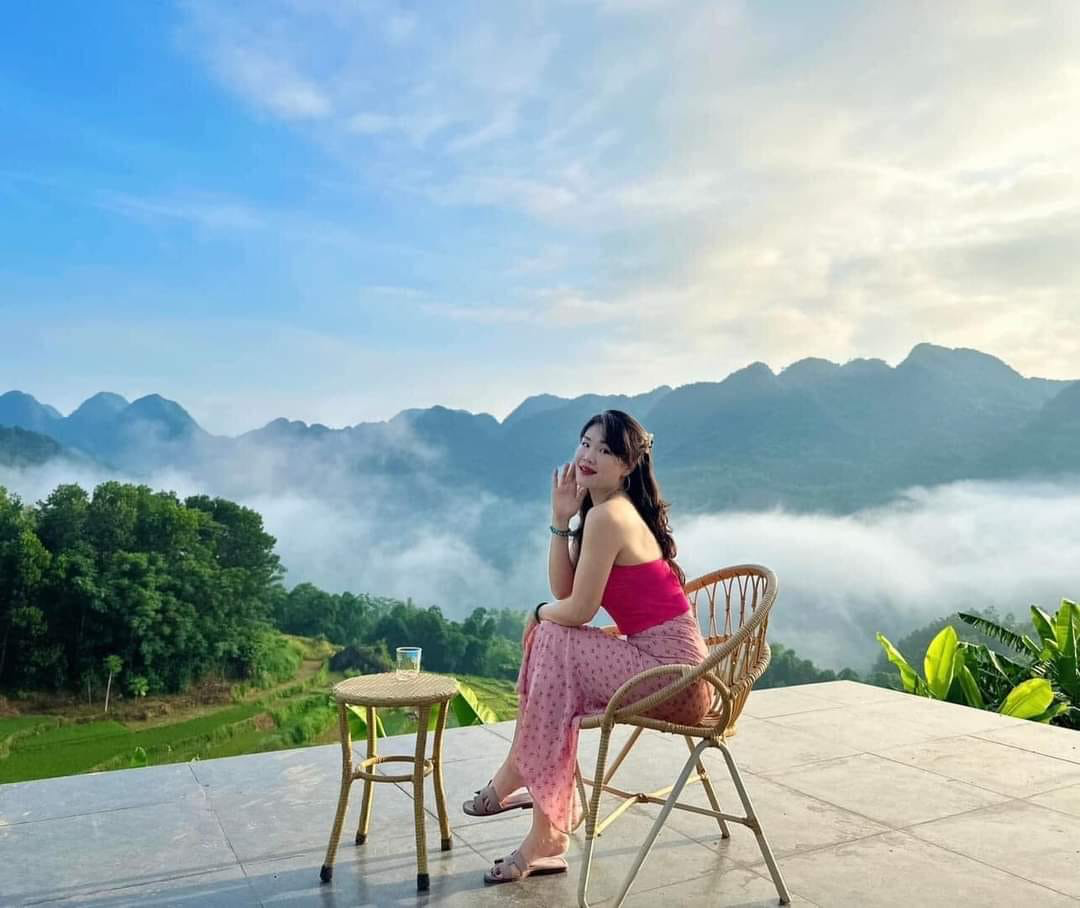 Nằm trong khu bảo tồn thiên nhiên Pù Luông, 1 địa điểm là "nàng thơ giữa đại ngàn” vừa dữ dội vừa dịu êm, chỉ cách Hà Nội 3 tiếng lái xe
