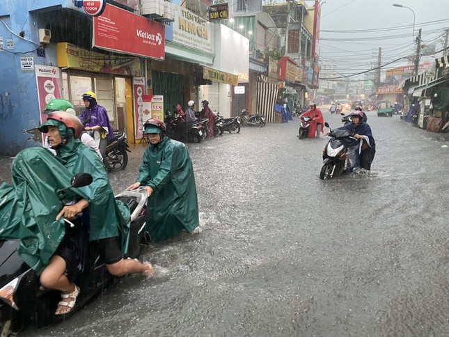Hàng chục chuyến bay tại Tân Sơn Nhất bị ảnh hưởng do thời tiết xấu- Ảnh 2.