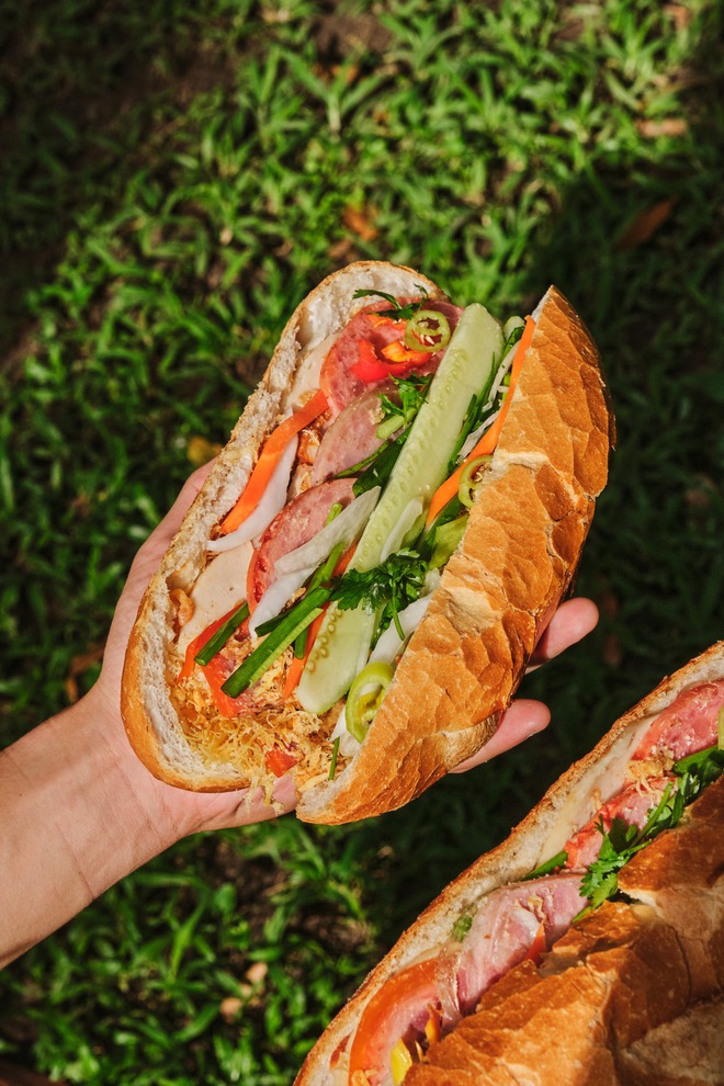 Thương hiệu “bánh mì xẻ đôi” bất ngờ được báo quốc tế ca ngợi: Giá 6USD nhưng hương vị ngon nhất Việt Nam- Ảnh 4.