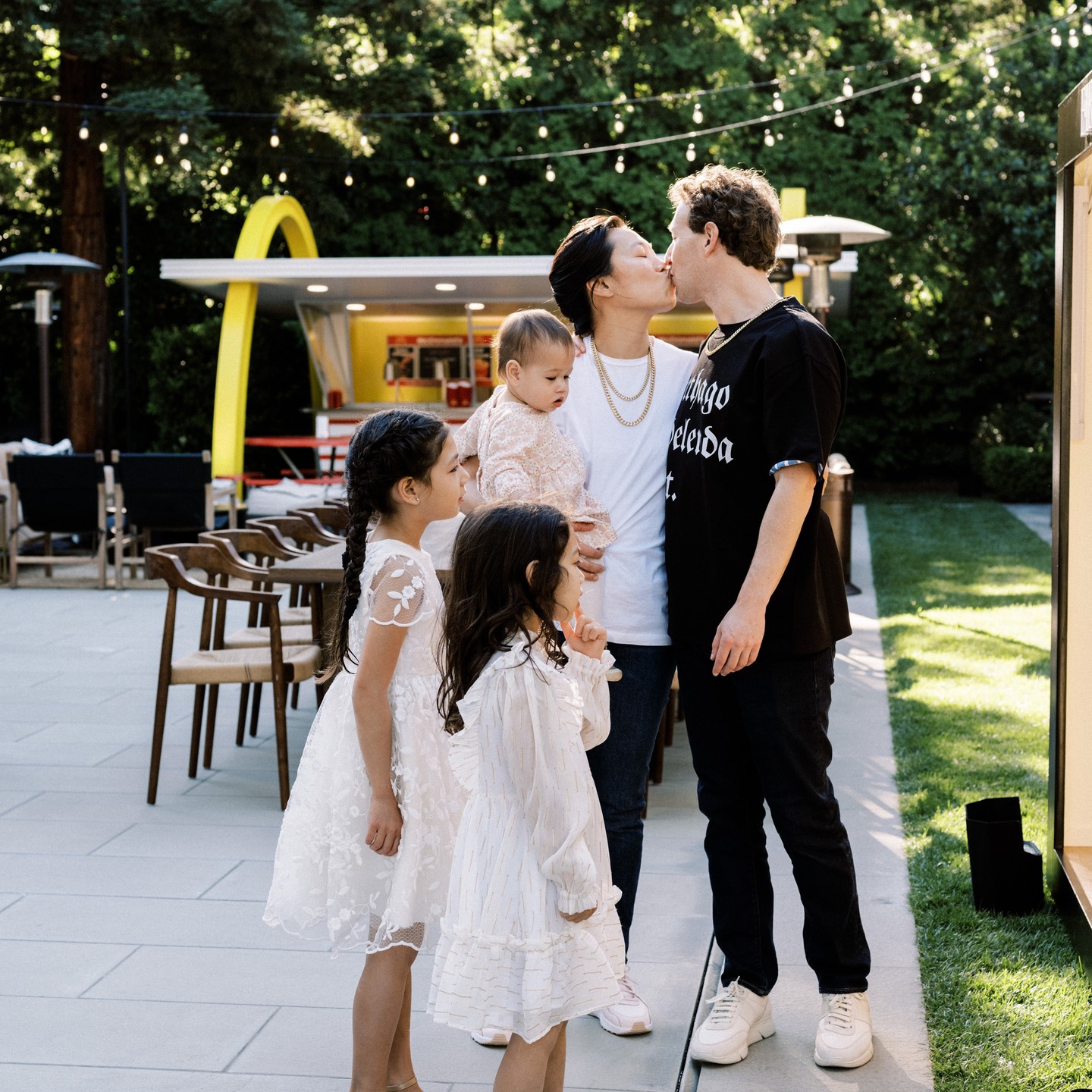 Ông chủ Facebook Mark Zuckerberg chia sẻ ảnh hiếm về 3 con gái cưng nhân sinh nhật 40 tuổi- Ảnh 4.