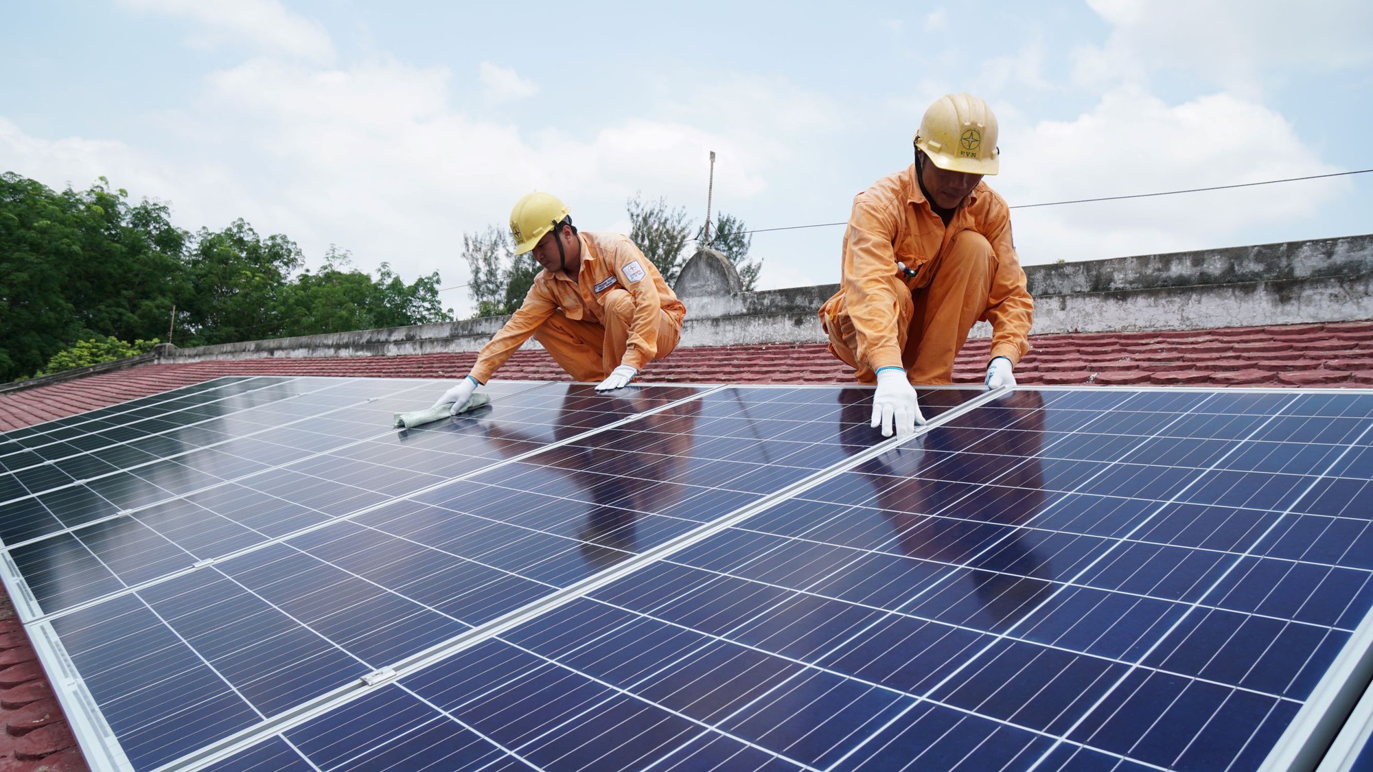 Việc lắp đặt hệ thống điện mặt trời mái nhà tại các trụ sở công giúp bổ sung nguồn điện tại chỗ cho TP HCM