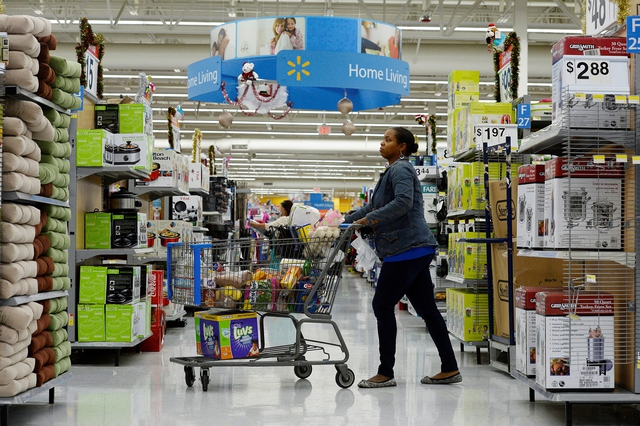 Khách hàng mua sắm tại cửa hàng ở TP Los Angeles, bang California - Mỹ Ảnh: REUTERS