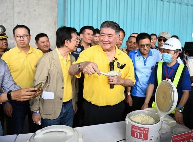 Thủ tướng Thái Lan ăn gạo để kho 10 năm để chứng minh an toàn- Ảnh 1.