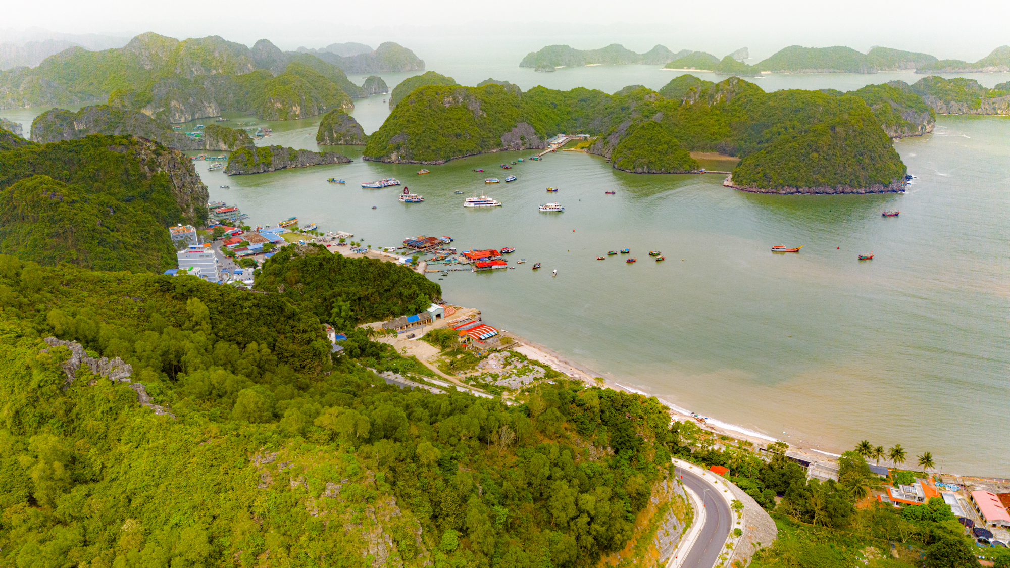 Huyện đảo có cầu vượt biển dài nhất Việt Nam, siêu nhà máy của Vingroup, sẽ trở thành quận sau vài năm nữa- Ảnh 2.