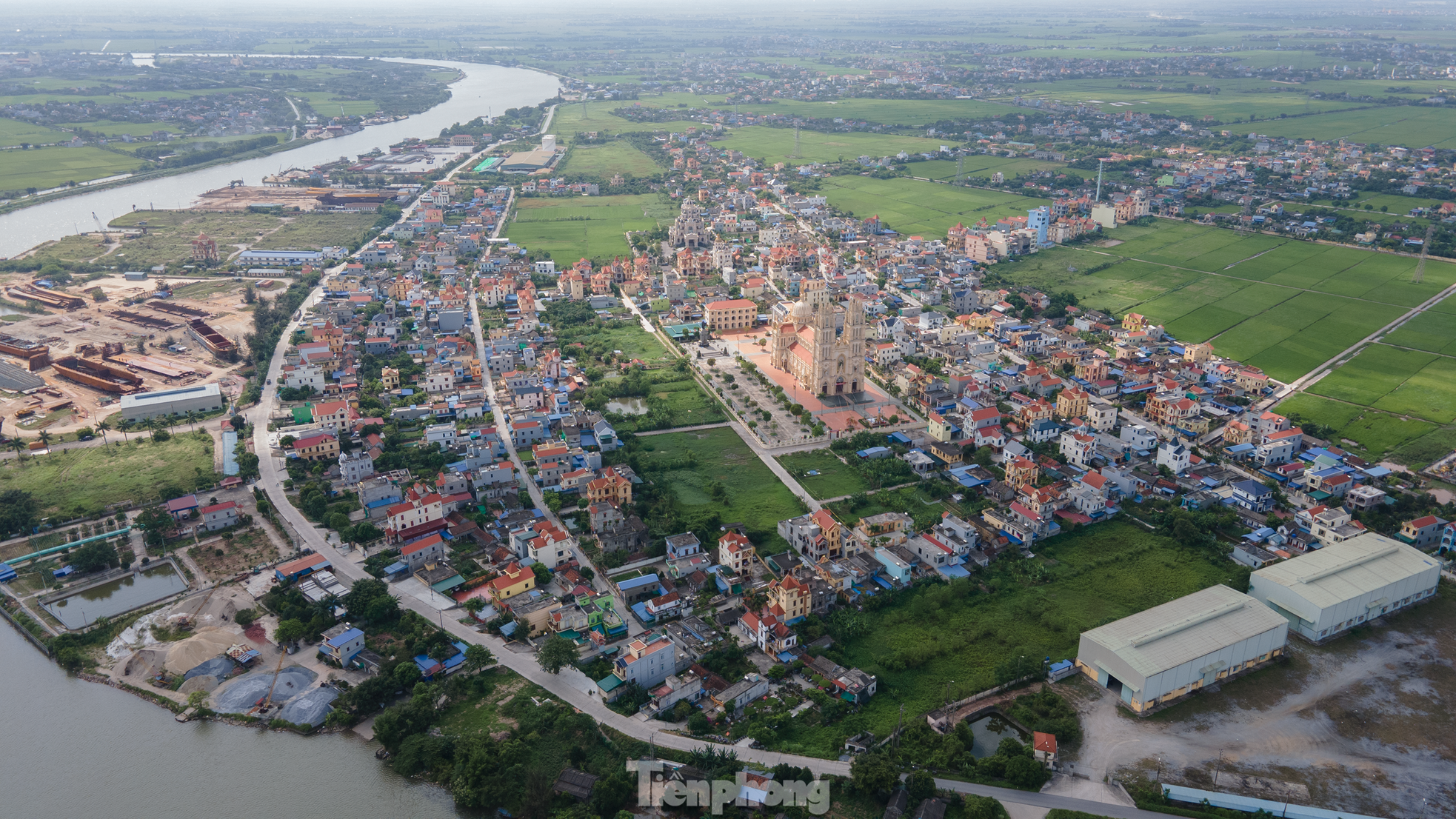 Ngôi làng tỷ phú nức tiếng tại Nam Định: Toàn dinh thự, lâu đài và tàu trăm tỷ xuôi ngược khắp muôn nơi- Ảnh 2.