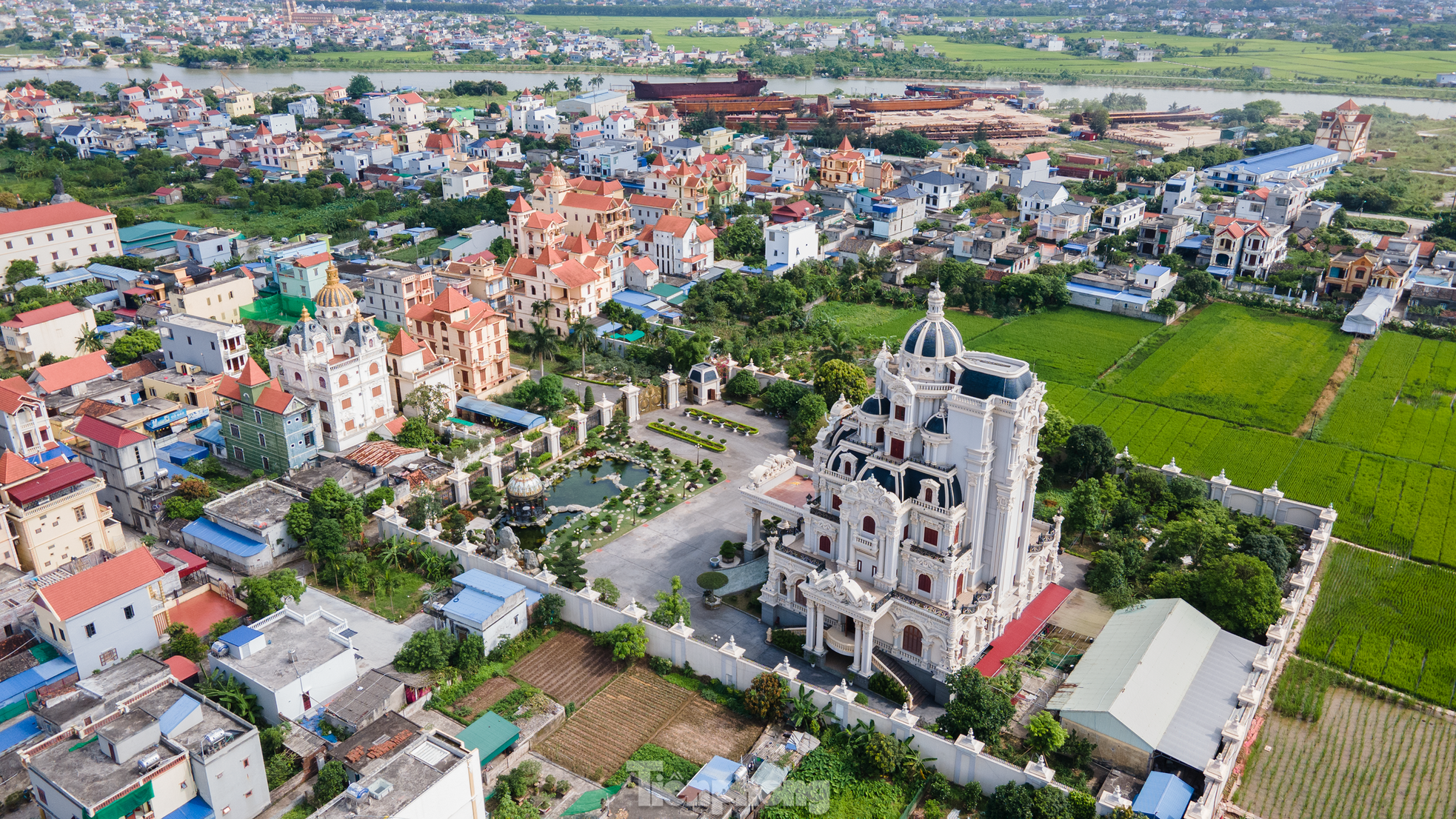 Ngôi làng tỷ phú nức tiếng tại Nam Định: Toàn dinh thự, lâu đài và tàu trăm tỷ xuôi ngược khắp muôn nơi- Ảnh 8.