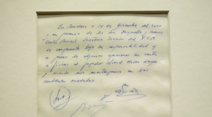 Tờ giấy ăn của Messi được bán đấu giá gần 1 triệu USD- Ảnh 1.